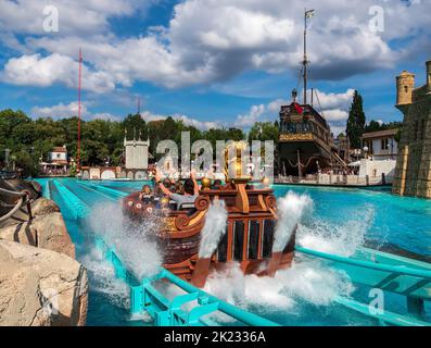Rust, Deutschland - 1. September 2022: Wasserachterbahn im Europa-Park, dem größten Themenpark Deutschlands und zweitbeliebtesten Themenpark Europas Stockfoto