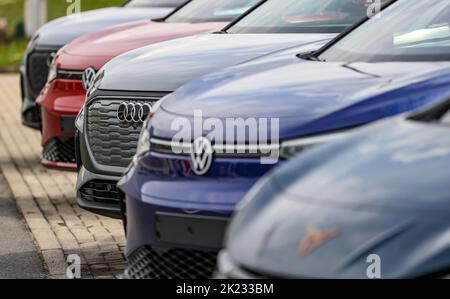 Zwickau, Deutschland. 26. April 2022. Auf dem Volkswagen Werksgelände in Zwickau stehen jeweils ein Audi Q4 e-tron Sportback (l-r), VW ID.5 GTX, Audi Q4 e-tron, VW ID.4 und Cupra Born. Neben VW-Fahrzeugen kommen im Werk auch Fahrzeuge der Marken Audi und Seat vom Band. Die Fahrzeuge basieren auf dem Modular Electric Toolkit. Volkswagen hat den rund 9.000 Mitarbeiter beschäftigende Standort zu einem reinen Elektrofahrzeugwerk für 1,2 Milliarden Euro umgebaut. Quelle: Jan Woitas/dpa/Alamy Live News Stockfoto