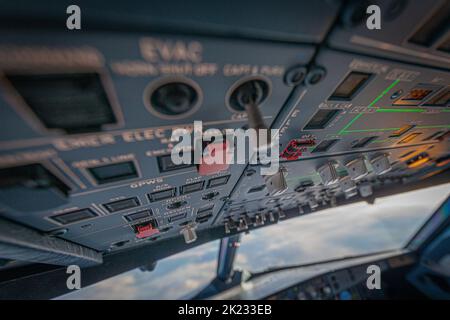 Airbus-Flugdeck mit Instrumentenfeld und Blick auf die Wolken. Klare Fokussierung auf den Maskenwechsel. Stockfoto