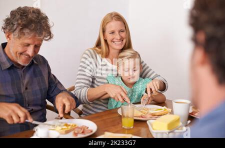 Beim Frühstück gibt es noch ein Frühstück. Eine Aufnahme einer Familie aus mehreren Generationen, die zu Hause gemeinsam frühstücken kann. Stockfoto