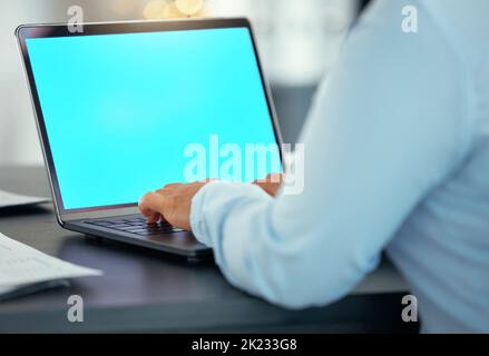 Green Screen Laptop Mockup mit weiblichen Händen beim Tippen im Büro, Beginn der Arbeit und der Arbeit an einem digitalen Marketing-Projekt. Leere Anzeige als Frau Stockfoto