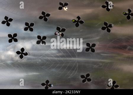 Textur - Edelstahlblech mit floralem Muster. Stockfoto