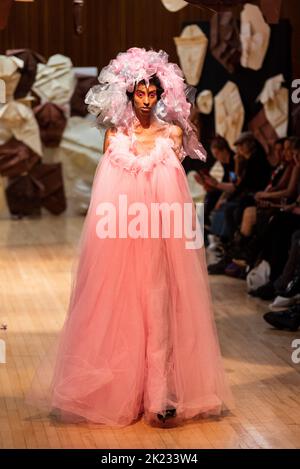 Model Nasiba Abdi, Modeling auf Laufsteg für VIN+OMI 'Meinungen' Show für die London Fashion Week 2022. Recycelte Materialien. Nachhaltige Mode. Stockfoto