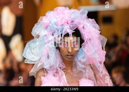 Model Nasiba Abdi, Modeling auf Laufsteg für VIN+OMI 'Meinungen' Show für die London Fashion Week 2022. Recycelte Materialien. Nachhaltige Mode. Stockfoto