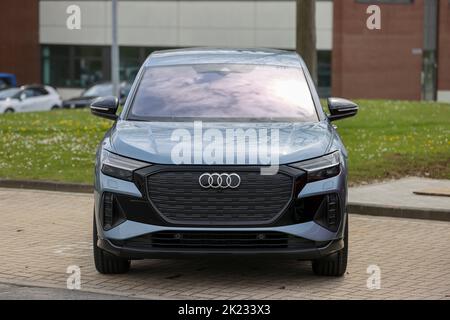26. April 2022, Sachsen, Zwickau: Auf dem Volkswagen-Werksgelände in Zwickau steht ein Audi Q4 e-tron Sportback. Neben VW-Fahrzeugen kommen im Werk auch Fahrzeuge der Marken Audi und Seat vom Band. Die Fahrzeuge basieren auf dem Modular Electric Toolkit. Volkswagen hat den rund 9.000 Mitarbeiter beschäftigende Standort zu einem reinen Elektrofahrzeugwerk für 1,2 Milliarden Euro umgebaut. Foto: Jan Woitas/dpa Stockfoto