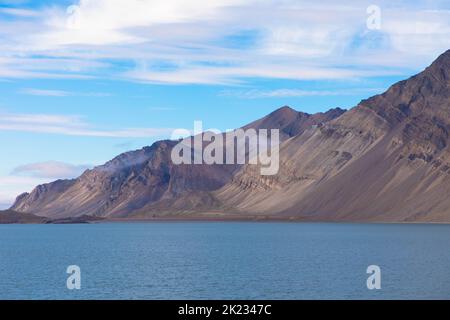 Spektakulärer Panoramablick auf die Insel Wilhelmoya mit Bergkette und blauem Himmel. Torellneset, Nordaustlandet Spitzbergen, Norwegen. Stockfoto