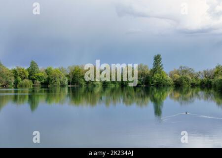 Blick über den See im nahe gelegenen Bridge Country Park, einem der vielen Seen, aus denen der Cotswold Water Park besteht Stockfoto