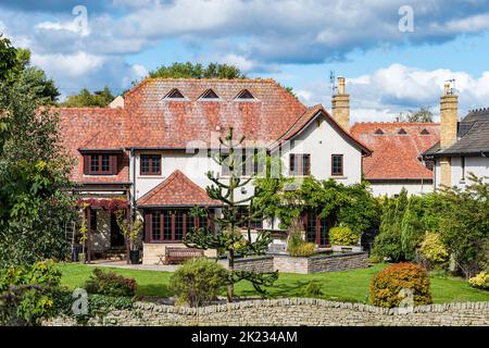 Modernes freistehendes Einfamilienhaus mit Landschaftsgarten & Affen Puzzle-Baum (Araucaria), Edinburgh, Schottland, Großbritannien Stockfoto