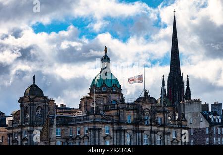 Union Jack-Flagge, die nach dem Tod von Königin Elizabeth II. Am ehemaligen Hauptsitz der Bank of Scotland in Edinburgh, Schottland, Großbritannien, auf halber Mast fliegt Stockfoto