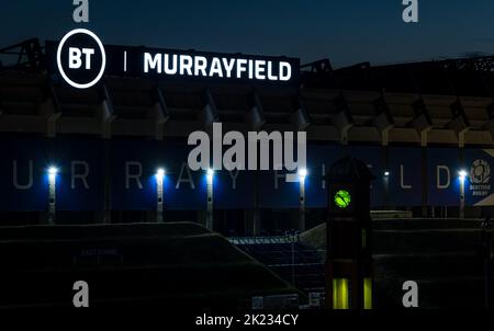 BT Murrayfield Rugby Stadium Logo leuchtet in der Dunkelheit bei Nacht, Edinburgh, Schottland, Großbritannien Stockfoto