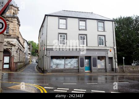 Außenansicht eines geschlossenen Cafe-Shops mit undurchsichtigen Fenstern und Wohnungen über dem Gebäude in der Stadt Llandeilo Carmarthenshire Wales UK Stockfoto