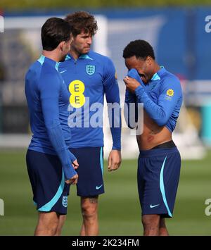 Der englische Raheem Sterling (rechts) während einer Trainingseinheit im St. George's Park, Burton-on-Trent. Bilddatum: Donnerstag, 22. September 2022. Stockfoto