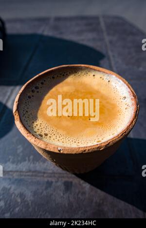 Heißer, indischer Gewürztee, serviert in einem traditionellen Tonkrug namens Kulhad. Teeläden am Straßenrand in Uttarakhand, Indien. Stockfoto