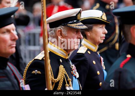 Das Staatsfuneral Ihrer Majestät Königin Elizabeth II, von der Mall aus gesehen. König Karl III. Geht als Matrosen der Roya hinter den Sarg seiner Mutter Stockfoto