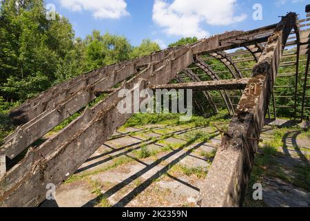 Überreste eines Hangars auf dem historischen deutschen Militärflugplatz 'Fliegerhorst Venlo Herongen' bei Venlo, bombardiert von alliierten Truppen im Jahr 1944, Deutschland Stockfoto