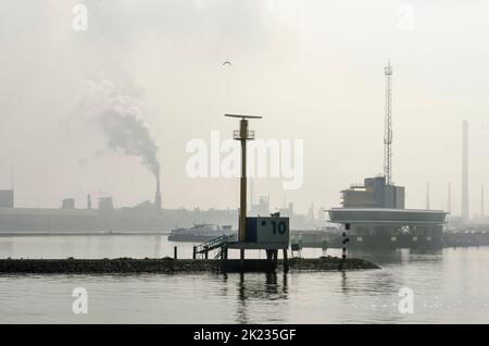 Rotterdam, Niederlande, 4. September 2022: Blick vom Fluss auf das Radarkontrollzentrum im Industriegebiet Botlek Stockfoto