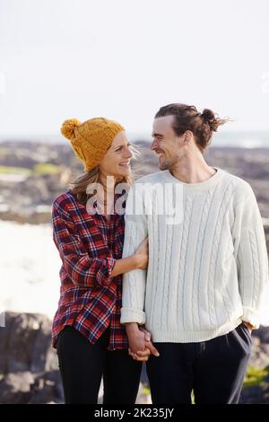 Dies ist der beste romantische Kurzurlaub aller Zeiten. Ein liebevolles junges Paar, das Zeit zusammen im Freien verbringt. Stockfoto