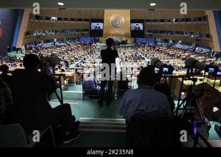 New York, New York, USA. 21. September 2022. Der iranische Präsident EBRAHIM RAISI hält seine Rede während der Generaldebatte 77. in der Halle der Generalversammlung am Hauptsitz der Vereinten Nationen in New York, New York, USA, am 21. September 2022. (Bild: © iranischer Ratsvorsitz über ZUMA Press Wire) Stockfoto