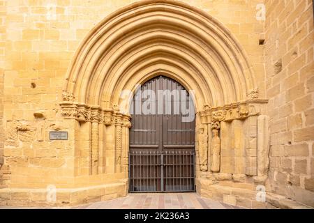 Laguardia, Spanien. 5. August 2022. Berühmte Portada de los Abuelos in St. John Baptist Kirche, mittelalterliches Gebäude, das romanische und gotische s verbindet Stockfoto