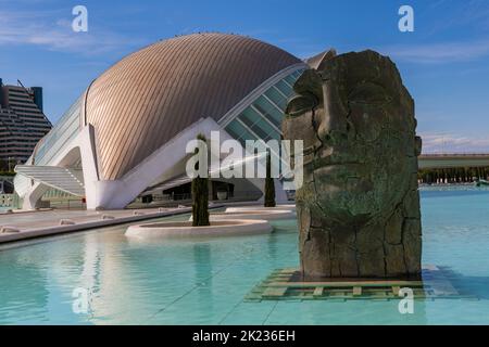 Gesichtsskulptur von Igor Mitoraj im Hemisfèric-Gebäude, einem digitalen 3D-Kino und Planetarium, in der Stadt der Künste und Wissenschaften in Valencia, Spanien im September Stockfoto