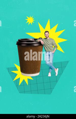 Vertikale Collage Bild von fröhlichen Kerl riesige Kunststoff-Kaffeetasse isoliert auf Zeichnung kreativen Hintergrund Stockfoto