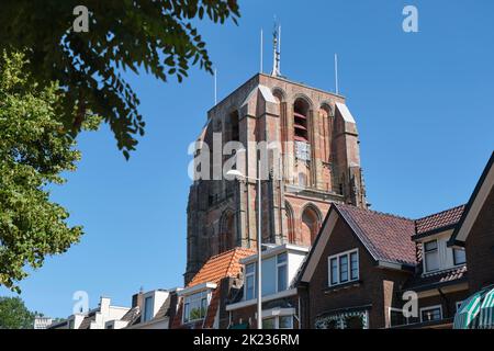 Blick auf De Oldehove im Sommer unter blauem Himmel. De Oldehove ist ein unvollendeter und schiefer Kirchturm im mittelalterlichen Zentrum von Leuwarden Stockfoto