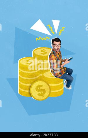 Collage Foto von jungen attraktiven lustigen Mann Student sitzen gemalten Token online Zahlung Dollar Handel isoliert auf blauem Hintergrund Stockfoto