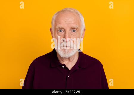 Foto von reifen ernsten Mann intelligente tragen kausale Kleidung ruhig isoliert über gelbe Farbe Hintergrund Stockfoto