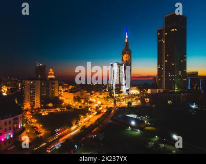 Batumi Lichter Stadt bei Nacht.Tourist Wahrzeichen Panorama aus der Luft. Böschung von Batumi, Georgien. Stockfoto