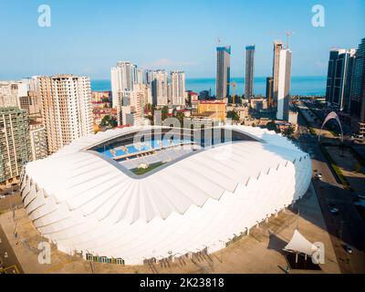 Batumi, Georgien - 4.. august 2022 : Luftpanorama Fußballverein FC Dinamo Batumi Stadion ( Adjarabet Arena ). Moderne Architektur Gebäude A Stockfoto