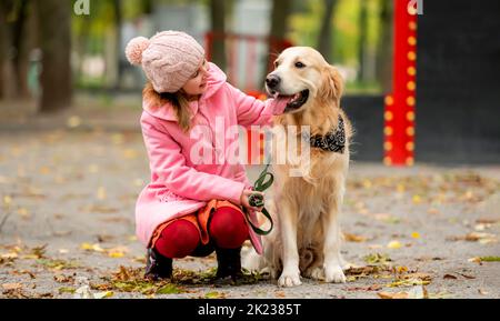 Präteen Mädchen mit goldenen Retriever Hund Stockfoto