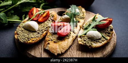Bruschettas mit Pesto und Tomaten Stockfoto