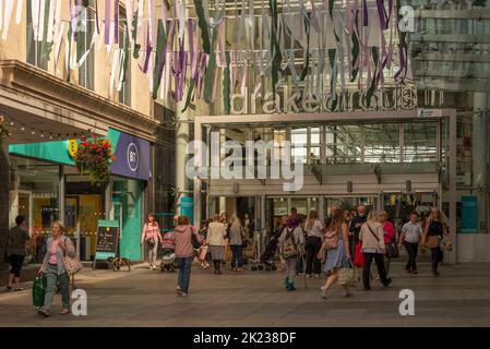 Plymouth, Devon, England, Großbritannien. 2022. Das Drake Circus Gebäude ein beliebter Einkaufskomplex im Stadtzentrum. Kunden betreten, verlassen. Stockfoto