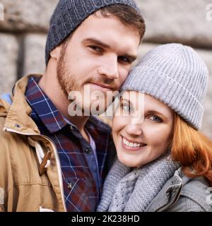 Ich habe meinen Seelenverwandten gefunden. Porträt eines glücklichen jungen Paares, das einen Tag im Freien genießt. Stockfoto