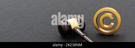 Richtergavel auf dunklem Hintergrund mit Copyright-Symbol Stockfoto