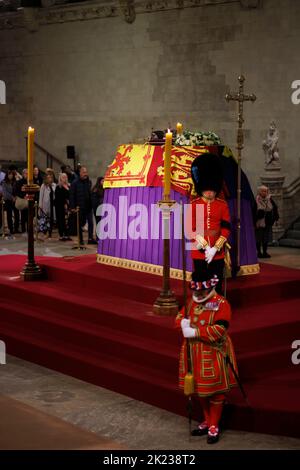 Mitglieder der Öffentlichkeit, die sich durch die Nacht anstellen, gehen am Sarg Ihrer Majestät Königin Elizabeth II. Vorbei, während der verstorbene Monarch im Staat We liegt Stockfoto