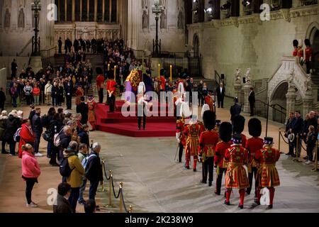 Die Wachablösung findet statt, wenn Mitglieder der Öffentlichkeit, die sich durch die Nacht anstellen, am Sarg Ihrer Majestät Königin Elizabeth II. Vorbeilaufen Stockfoto