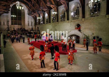 Die Wachablösung findet statt, wenn Mitglieder der Öffentlichkeit, die sich durch die Nacht anstellen, am Sarg Ihrer Majestät Königin Elizabeth II. Vorbeilaufen Stockfoto