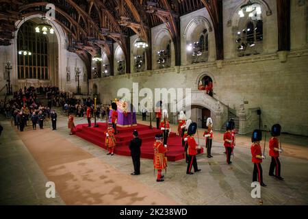 Die Wachablösung findet statt, wenn Mitglieder der Öffentlichkeit, die sich durch die Nacht anstellen, am Sarg Ihrer Majestät Königin Elizabeth II. Vorbeilaufen Stockfoto