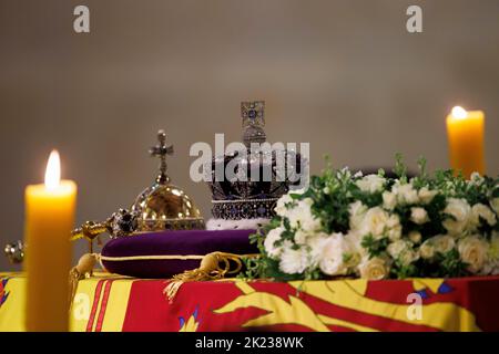 Mitglieder der Öffentlichkeit, die sich durch die Nacht anstellen, gehen am Sarg Ihrer Majestät Königin Elizabeth II. Vorbei, während der verstorbene Monarch im Staat We liegt Stockfoto