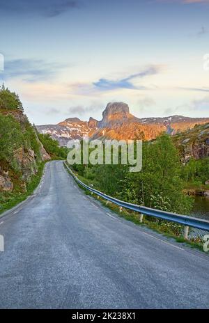 Mitternachtssonne in Norwegen. Mitternachtssonne - Landschaft in Nordland, Norwegen. Stockfoto