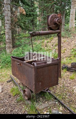 Maschine namens Cherry Picker, um Golderz in leere Autos zu laden, Miners Park in Bullion City, Canyon of Gold, Bullion Canyon, Tushar Mountains, Fishlake National Forest, In der Nähe von Marysvale, Utah, USA Stockfoto