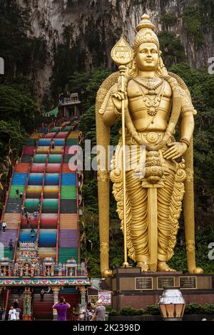 Malaysia, 10. Juli 2022 - Buddha und Treppen vor den Batu-Höhlen. Stockfoto