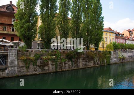 Ljubljana, Slowenien - September 3. 2022. Restaurants und Bars am Ufer des Flusses Ljubljanici im Zentrum von Ljubljana, Slowenien Stockfoto