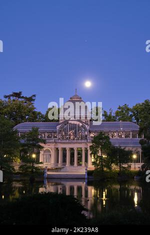 Nachtansicht des Crystal Palace im Buen Retiro Park. Madrid, Spanien Stockfoto