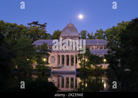 Nachtansicht des Crystal Palace im Buen Retiro Park. Madrid, Spanien Stockfoto