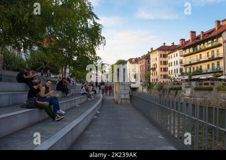 Ljubljana, Slowenien - September 3. 2022. Die Uferpromenade des Flusses Ljubljanici im Zentrum von Ljubljana, Slowenien Stockfoto