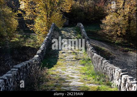 Blick auf die traditionelle Steinbrücke Mylos in Epirus, Griechenland im Herbst Stockfoto