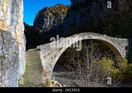 Blick auf die traditionelle steinerne Kokkorou-Brücke in Epirus, Griechenland im Herbst Stockfoto