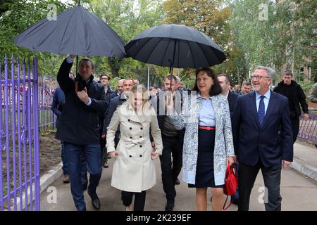 Nicht exklusiv: KIEW, UKRAINE - 20. SEPTEMBER 2022 - der ukrainische Minister für die Entwicklung der Gemeinschaften und Gebiete, Oleksii Tschernyshov, und Botschafter E. Stockfoto